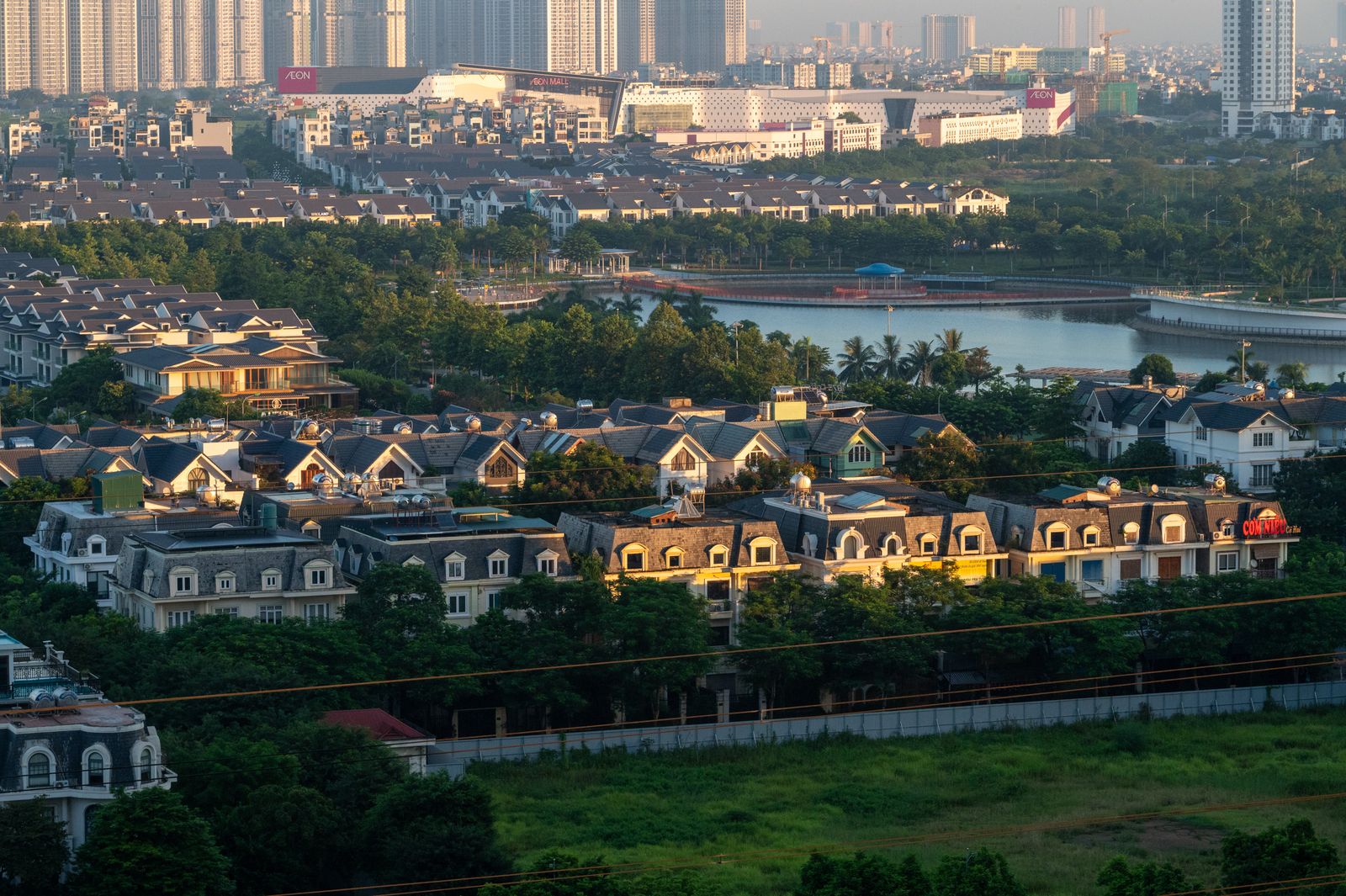 Khu biệt thự thấp tầng lúc hoàng hôn, phía sau là đô thị cao tầng