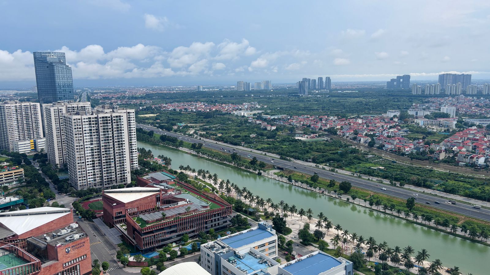 Toàn cảnh đô thị với kênh nước, khu dân cư và toà nhà cao tầng nhìn từ trên cao