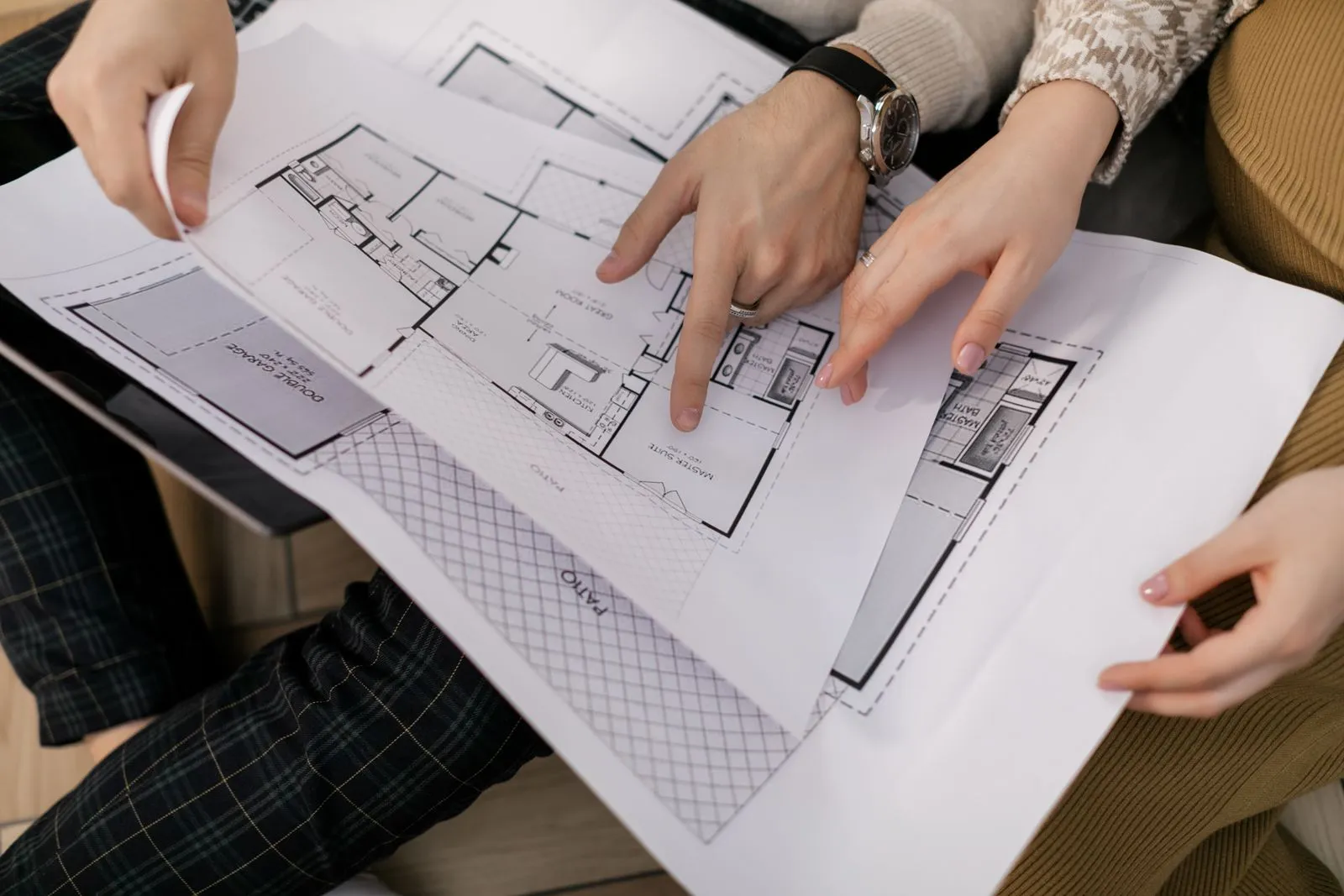 Hai người cùng xem bản vẽ mặt bằng một căn nhà